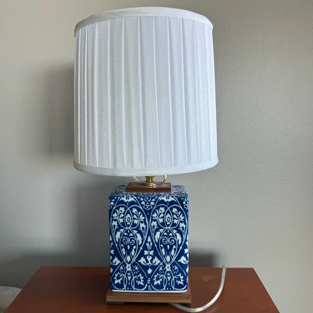 Ralph Lauren Blue White Hearts Porcelain Table Lamp w Round Shade - Picture 5 of 9